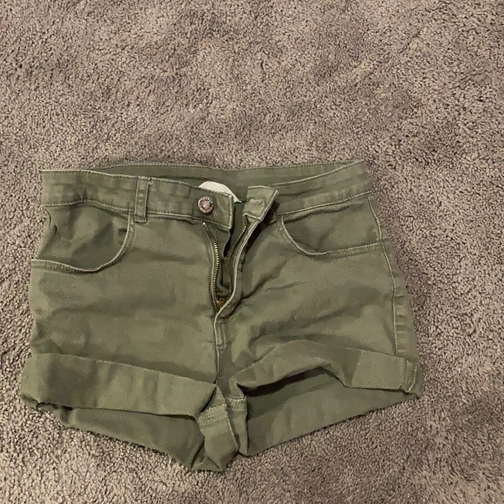 Dark green jean shorts!! 💚💚